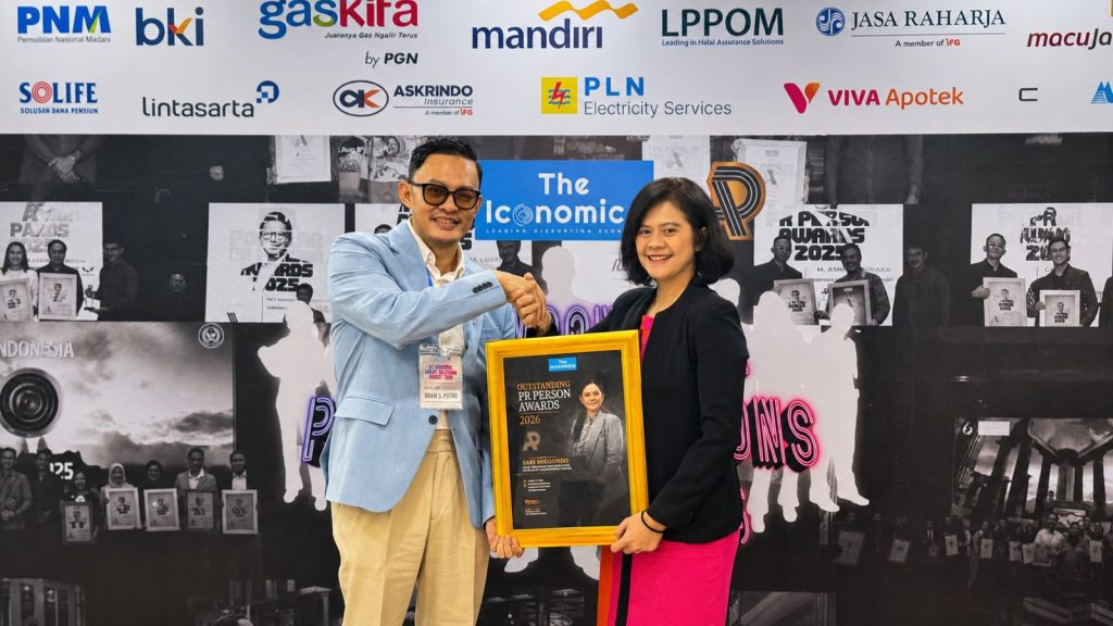 Sari Soegondo, Co-Founder ID COMM dan Ketua Umum APPRI, menerima Outstanding PR Person Awards 2026 di 7th Public Relations Summit Jakarta