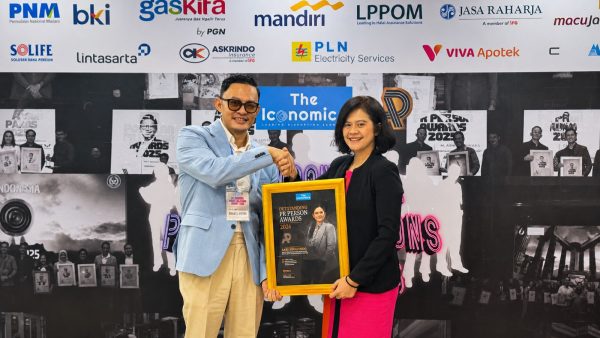 Sari Soegondo, Co-Founder ID COMM dan Ketua Umum APPRI, menerima Outstanding PR Person Awards 2026 di 7th Public Relations Summit Jakarta