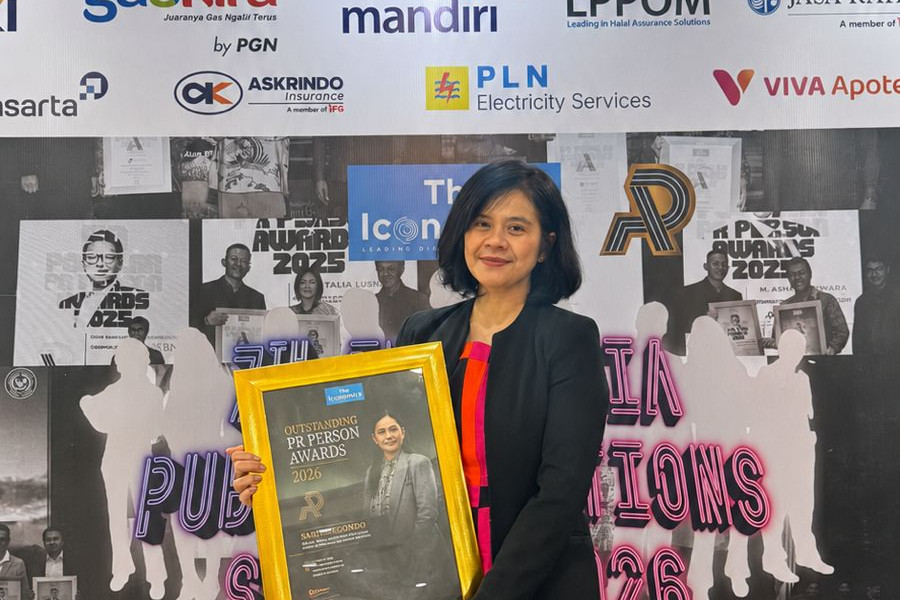 Sari Soegondo, Co-Founder ID COMM dan Ketua Umum APPRI, menerima Outstanding PR Person Awards 2026 di 7th Public Relations Summit Jakarta
