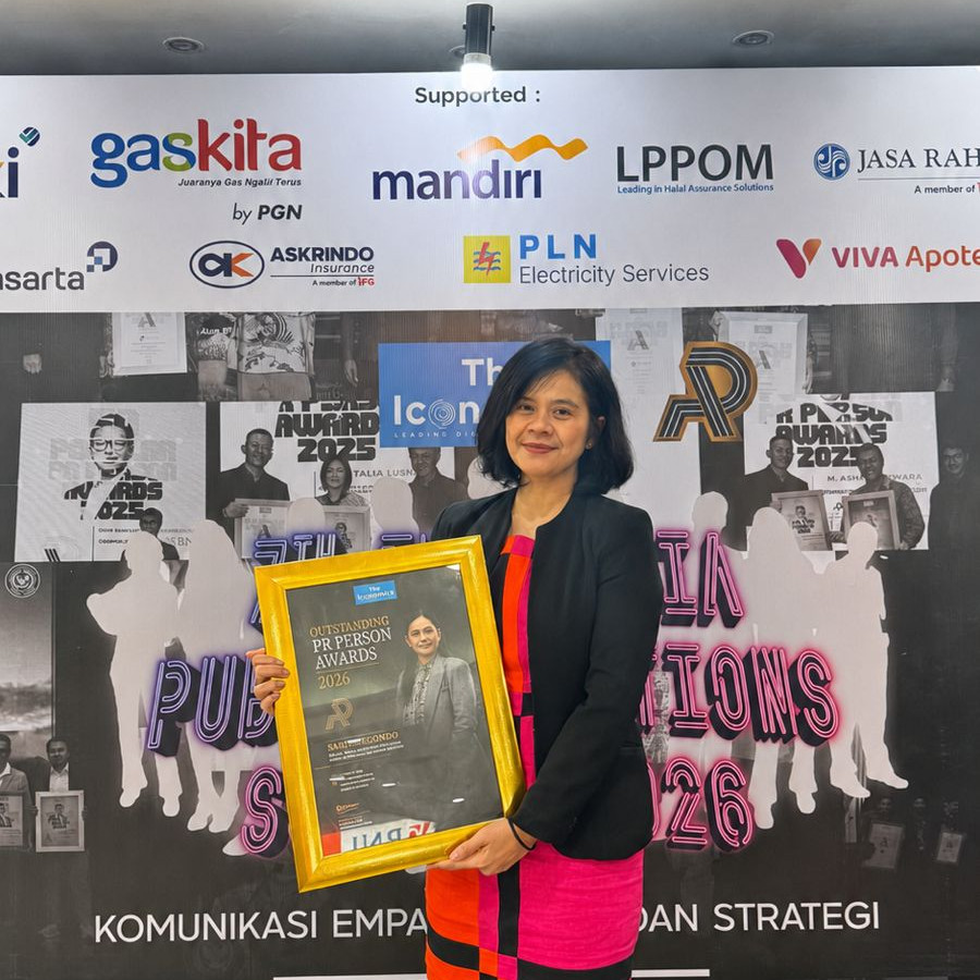 Sari Soegondo, Co-Founder ID COMM dan Ketua Umum APPRI, menerima Outstanding PR Person Awards 2026 di 7th Public Relations Summit Jakarta